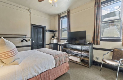 Silverton Hotel | Benson Lodge Room - 6