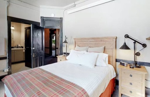 Silverton Hotel | Benson Lodge Room - 6