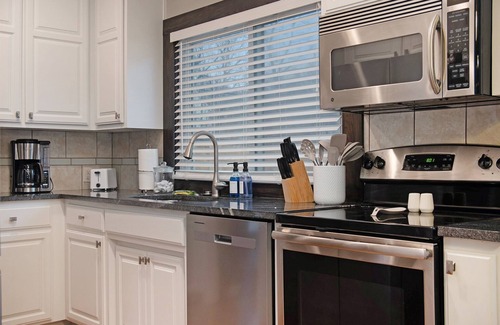 Benson House | Benson's Cozy 3-BR Retreat with BBQ Grill!