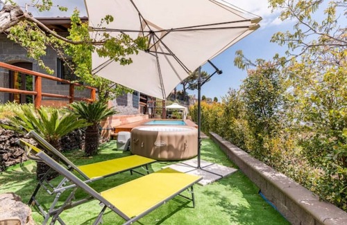Trecastagni Ski Chalet | Benvenuti a Villa Gorna, un'oasi immersa nel verde tra l'Etna e il mare.