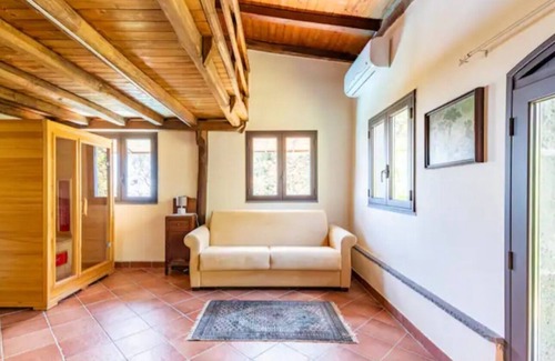 Trecastagni Ski Chalet | Benvenuti a Villa Gorna, un'oasi immersa nel verde tra l'Etna e il mare.