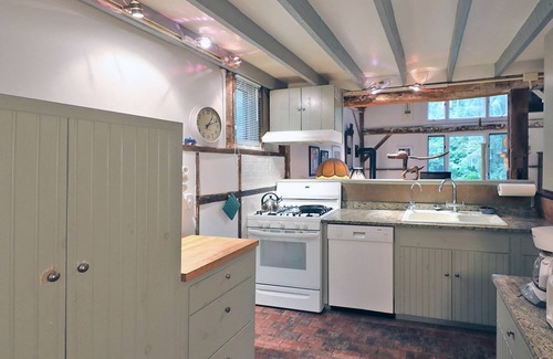 Lenox House | Berkshire Retreat- Stone's throw to downtown Lenox