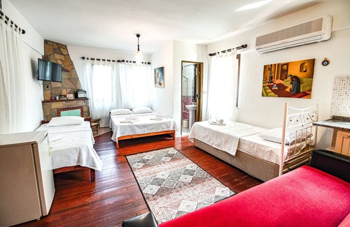 Bozcaada Hotel | Berrak Bağ Evi