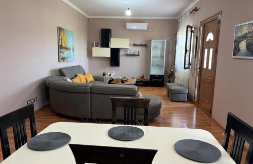 Mbrostar-Urë Apartment | Besa House