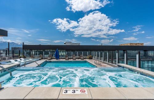 Rio Grande Apartment | Best Amenities Pool Htub Gym Pking Downtown Views