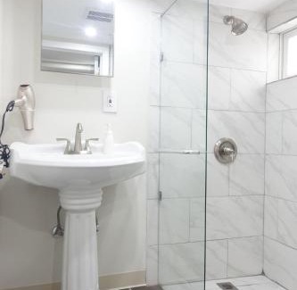 Hillside Apartment | Best EWR Airport Apt-Hot Tub-Free Parking