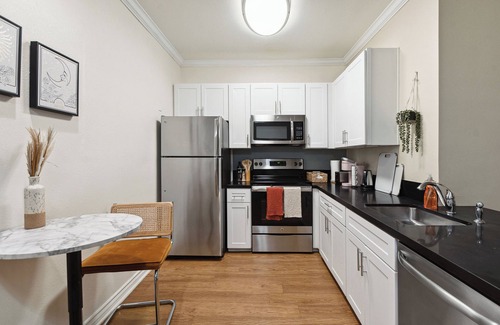 Park West Apartment | Best getaway in Santa Monica w/Gym, Pool, Free Parking
