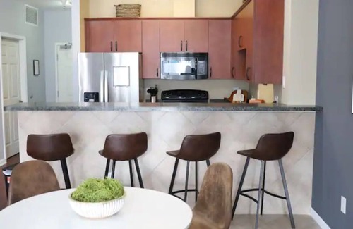 Dearborn Apartment | Best King Bed|Work Remote|Smart TV|W/D|100Mbps