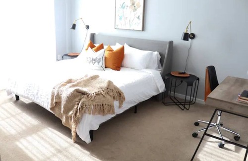 Dearborn Apartment | Best King Bed|Work Remote|Smart TV|W/D|100Mbps