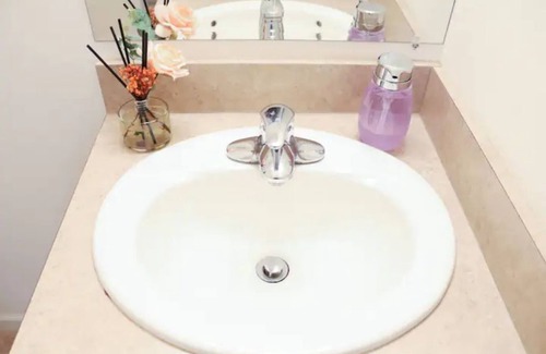 Dearborn Apartment | Best King Bed|Work Remote|Smart TV|W/D|100Mbps