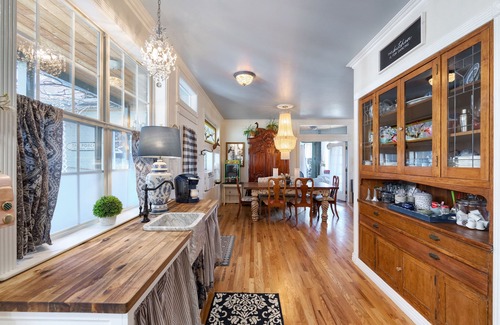 Prescott House | BEST LOCATION! + 2 KITCHENS + 6 BEDROOMS + 5 BATHROOMS + HOT TUB & GYM + VIEWS!