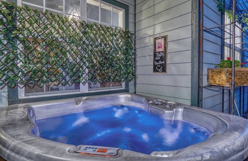 Prescott House | BEST LOCATION! + 2 KITCHENS + 6 BEDROOMS + 5 BATHROOMS + HOT TUB & GYM + VIEWS!