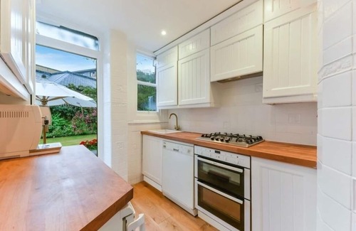 Belgravia Apartment | BEST location, chic private suite in large flat