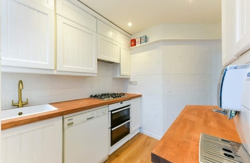Belgravia Apartment | BEST location, chic private suite in large flat