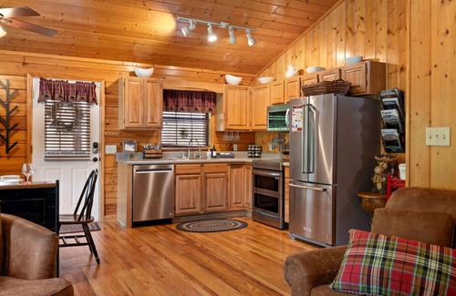 Sevierville Cabin | Best Location/HotTub/Resort Pool/Game Rm/Fast WiFinDollywood 2 minutes away!