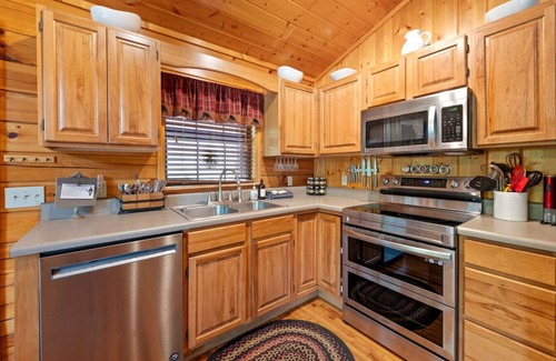 Sevierville Cabin | Best Location/HotTub/Resort Pool/Game Rm/Fast WiFinDollywood 2 minutes away!