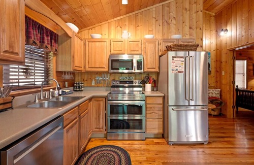 Sevierville Cabin | Best Location/HotTub/Resort Pool/Game Rm/Fast WiFinDollywood 2 minutes away!