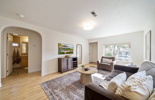 River West House | BEST location in Bend! ~HOT TUB!~