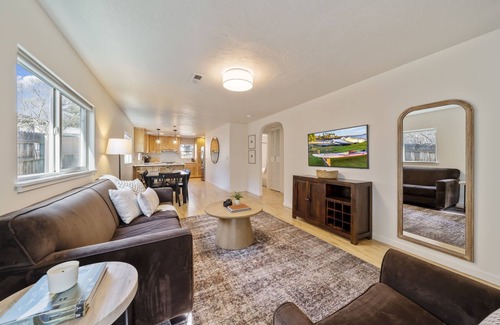 River West House | BEST location in Bend! ~HOT TUB!~
