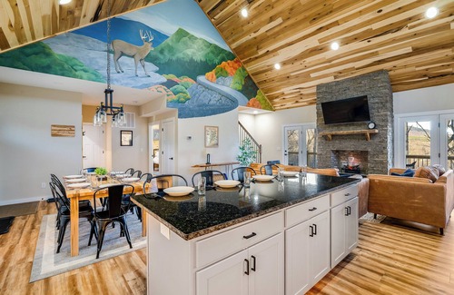 Massanutten Cabin | Best Mtn Top Views in Massanutten, Hot Tub, 160 Arcade Games, Local Vibe!