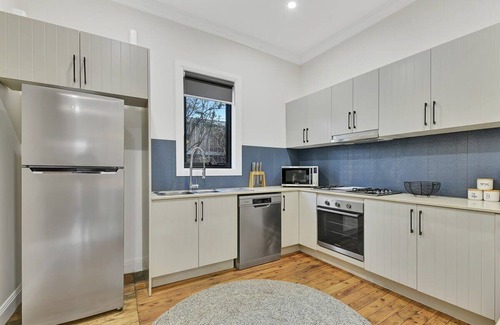 Orange House | Best Nest on March - Cosy Home in CBD, Firepit