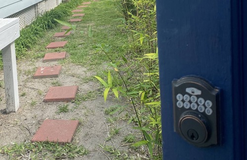 San Jacinto Cottage | Best of all worlds!Historic neighborhood, new home , walk to beach or downtown