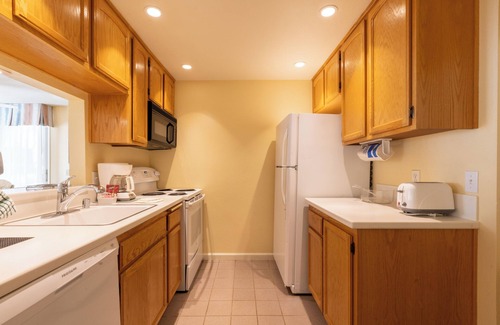 San Diego Country Estates Hotel | Best Place to Unwind! Free Parking, Full Kitchen!