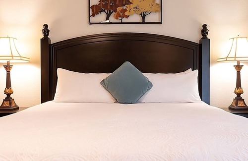 San Diego Country Estates Hotel | Best Place to Unwind! Free Parking, Full Kitchen!