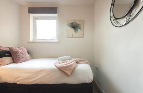 Southampton City Centre Apartment | BEST PRICE! LARGE SPACIOUS 2 BED APARTMENT - King Size or Single Beds, Sofabeds, Smart TVs, FREE PARKING