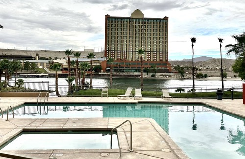 Mohave County Condo | Best Riverfront Condo w/ boat launch, pool, & spa!