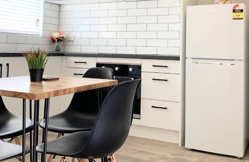 Campbelltown Condo | Best value 3 bedroom upstairs unit with balcony. 1 bathroom. 1 free car park. Unlimited NBN WIFI inc