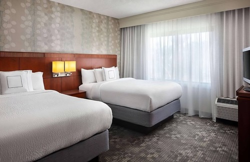Laguna Hills Hotel | Best Value, Quality Stay! 2 Pet friendly Modern Units Near Newport Sports Museum