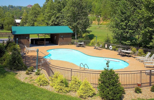 Gatlinburg - Pigeon Forge Cabin | Best View Ever. Beautiful Mountain View in Smoky Mountains