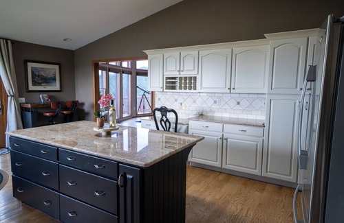 Bailey House | Best view! Infinity Swing, Spa, Decks, Big Kitchen, 3,100 Sq Ft, A/C, Ping Pong