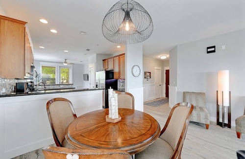Jonestown Condo | BEST View of Lake Travis! Largest 3 Bed-3 Bath Floor Plan-THE HOLLOWS-Sleeps 8