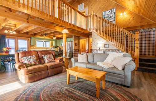 Dandridge Cabin | BEST VIEWS - LAKE FRONT - Waters Edge