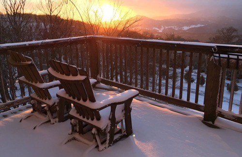 Southcrest Condo | BEST VIEWS⛰& LOCATION-WALK to RESTAURANTS/FRED’s 🛒/SLOPES⛷ & sledding hill🛷