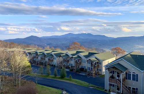 Southcrest Condo | BEST VIEWS⛰& LOCATION-WALK to RESTAURANTS/FRED’s 🛒/SLOPES⛷ & sledding hill🛷