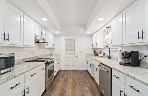 Winchester Apartment | Best Views on Lake, TIki Hut, Boat Rental