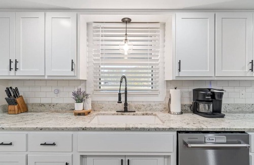 Winchester Apartment | Best Views on Lake, TIki Hut, Boat Rental