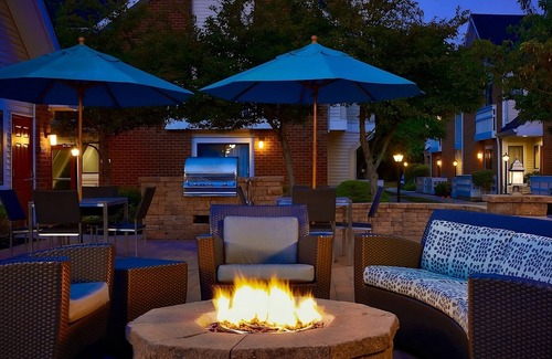 East Colorado Springs Apartment | Better Choice for your Vacation! On-site Pool, Full Kitchen, FREE Parking!