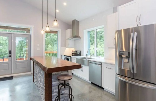 Regional District of Nanaimo House | “Between Two Lakes”. New 2 Bedroom Entire Home! (Sleeps 6).