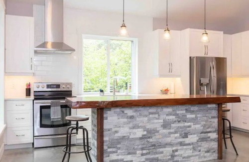 Regional District of Nanaimo House | “Between Two Lakes”. New 2 Bedroom Entire Home! (Sleeps 6).