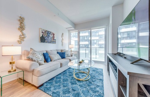 Wellington Place Condo | Beverly Hills in Toronto's Core w/Pool, Parking, WiFi, Near CN Tower