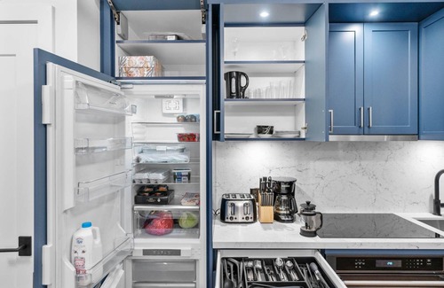 Wellington Place Condo | Beverly Hills in Toronto's Core w/Pool, Parking, WiFi, Near CN Tower