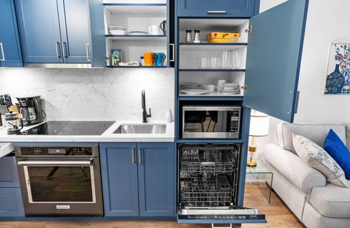 Wellington Place Condo | Beverly Hills in Toronto's Core w/Pool, Parking, WiFi, Near CN Tower