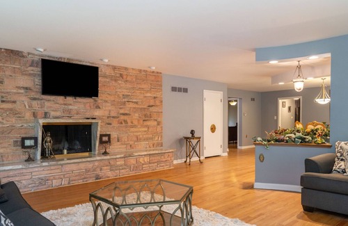 Beverly House | Beverly Place - 4BR/4BA Luxury!