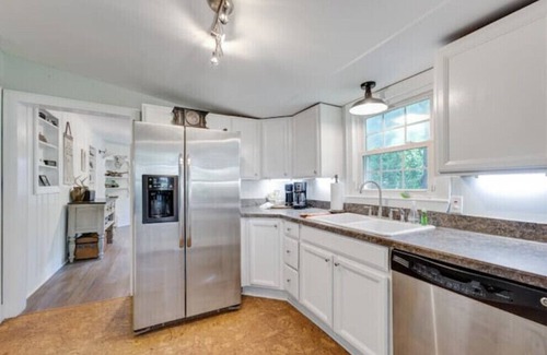North Charleston House | Bexley~Pet Friendly with Yard~Easy Walk to Park Circle + 15 Minutes to Downtown