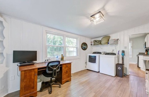 North Charleston House | Bexley~Pet Friendly with Yard~Easy Walk to Park Circle + 15 Minutes to Downtown