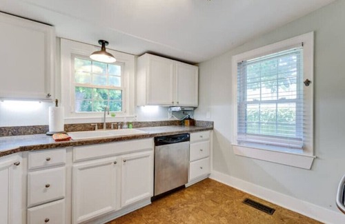 North Charleston House | Bexley~Pet Friendly with Yard~Easy Walk to Park Circle + 15 Minutes to Downtown